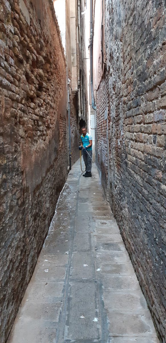 GruppoVeritas's tweet photo. L'attività di #pulizia #lavaggio di @gruppoveritas anche nelle #calli più strette di #Venezia #sestierecastello @comunevenezia @CMVenezia #keepveniceclean #decorourbano #cittàpulita #rugagiuffa #calleparadiso @nuova_venezia @corriereveneto @veneziatoday @Gazzettino @GenteVeneta https://t.co/ExQrRl9H0m