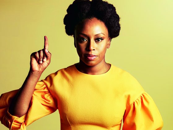 fundalafuente's tweet photo. ¡Estamos felices! Nos enteramos que la tremenda escritora nigeriana Chimamanda Ngozi Adichie viene a Chile como invitada al Festival @puertodeideas, según lo anuncia hoy El Mercurio. Detalles en  https://t.co/MISSHR2V5s Lee y relee sus libros disponibles en @Biblioteca_Viva https://t.co/K614h7JQXT