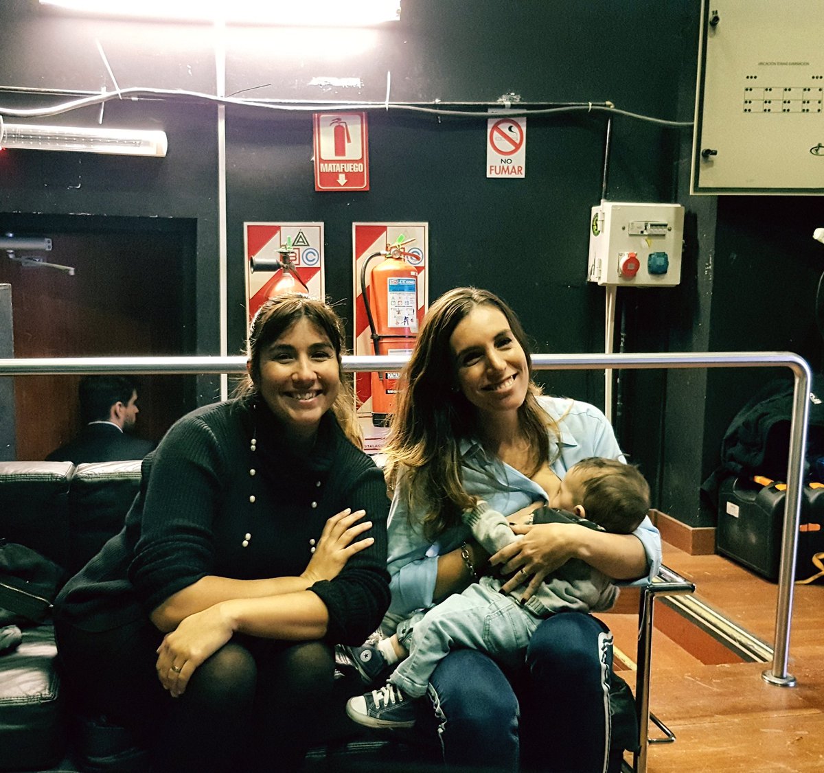 Detrás de escena de Negocios de Familia de <a href="/LANACION/">LA NACION</a>.  La creadora de Simones amamantando a Eloy. La magia de algunos foros :)