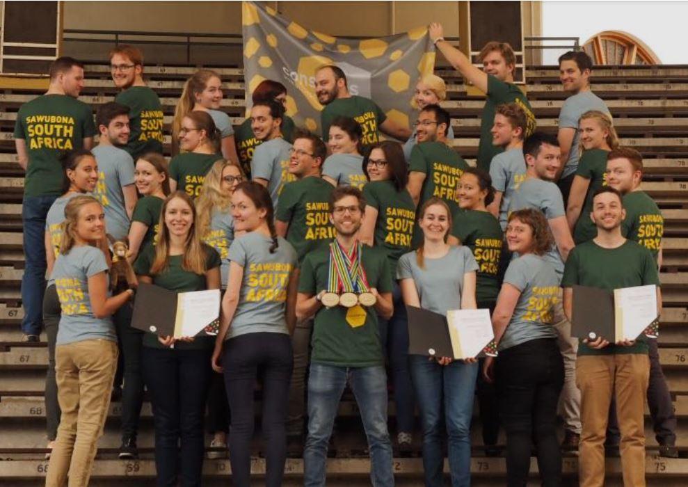 SRF's tweet photo. 🥇🥇🥇 3 x Gold für den Bündner Chor #Consonus an den «Olympischen Spielen des Chorgesangs» in #Südafrika. Dirigent und Gründer Mauro Ursprung zu Gast bei #RadioSRFMusikwelle https://t.co/xykgMQDgeO #WorldChoirGames https://t.co/lmambuQsTk