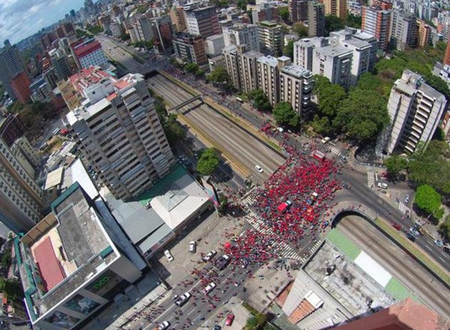 luiscoOficial's tweet photo. Esta fue la marcha en apoyo a Maduro por el "atentado", esta imagen refleja que unos pocos tiene esclavizados a muchos, y esto sucede porque como sociedad no estamos unidos para enfrentar al ENEMIGO... https://t.co/5cXQc7Kl3f