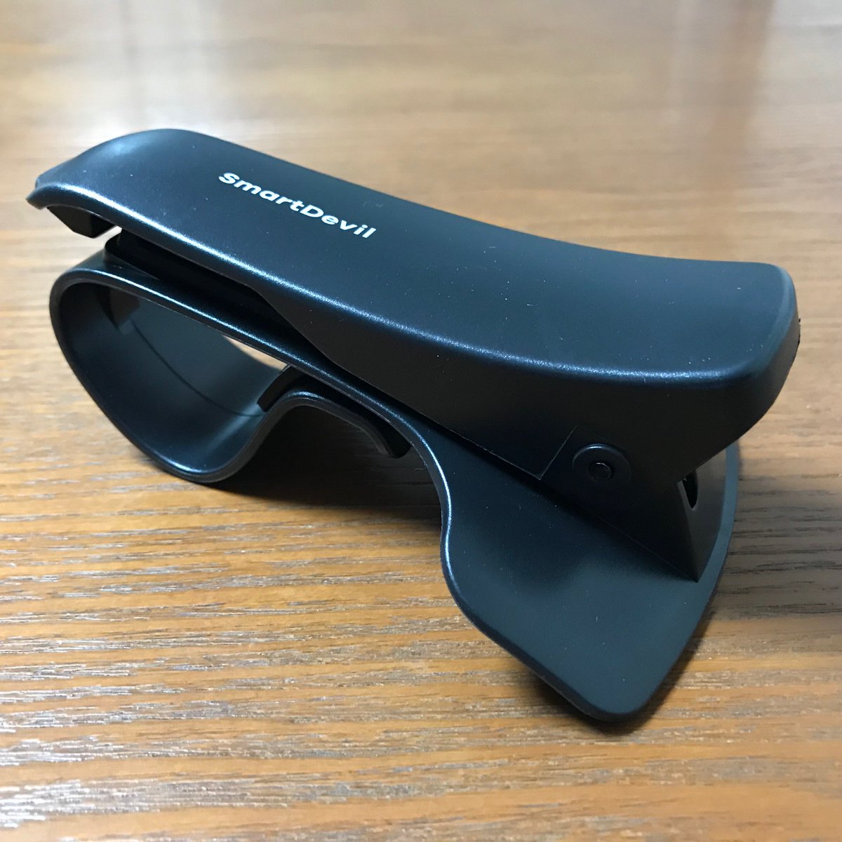 rout4649's tweet photo. SmartDevil社の車載スマホホルダーを購入。クリップ式なので車への設置は簡単で、吸盤タイプと違ってホルダーが外れる事がない。そしてスマホは挟んで固定するので、こちらも簡単にセットできて外れることはない。
紹介したホルダーはここ → https://t.co/0qwnRq7os6
#amazon #smartdevil #車 https://t.co/QbmmxaPxhn