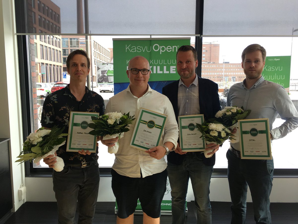 kasvuopen's tweet photo. Kiertotalouden tuore voittaja ja kunniamainitut seulottiin 26 puhtaampaa maailmaa rakentavan yrityksen joukosta.
Voittoa pääsi juhlimaan @SoilfoodOy ja kunniamaininnoilla palkittiin @Soil_Scout @koepalapack ja #SFTec
Paljon onnea kaikille tiimeille!
#kasvuopen #kiertotalous https://t.co/6lDGmzphZL