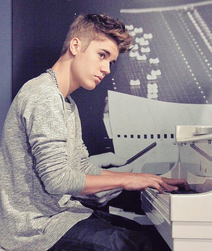 DeepakSilori's tweet photo. What are you watching Justin 😒😒.... @justinbieber @haileybaldwin 
#Beliebers #belieber #JustinBieber #Bieber #NOBRAINER #trandingtoday #Smile #dashing #KIKIDOYOULOVEME https://t.co/C7SeM3q7Nk