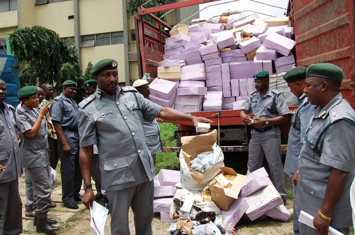 NewsDigestNGR's tweet image. Customs Seizes N1.17 Billion Worth of Codeine Syrup In Lagos​ #CodeineSyrup #customs #Lagos newsdigest.ng/news/2018/08/0…