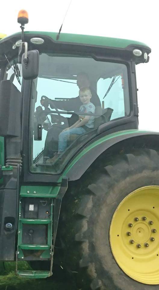 JillyRobson1's tweet image. My little farmer only happy when he's with his dad #farm24 @tony6290 @Morrisons @FarmersGuardian
