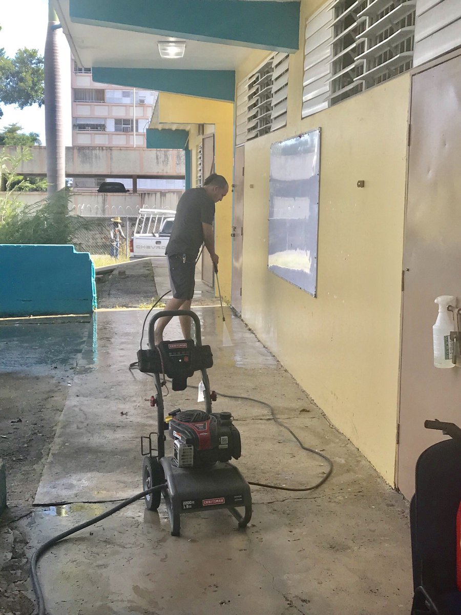 Gvm50Ortiz's tweet photo. Limpiando pisos, áreas verdes, decorando, arreglando problemas eléctricos en @TeamGVM con mucho entusiasmo! @SecEducacionPR @BeatrizRossello @ritabarretodire @MurielEdda #TodoPorLosNiños #EscuelaEnTransformación https://t.co/7GFQJwvA5T