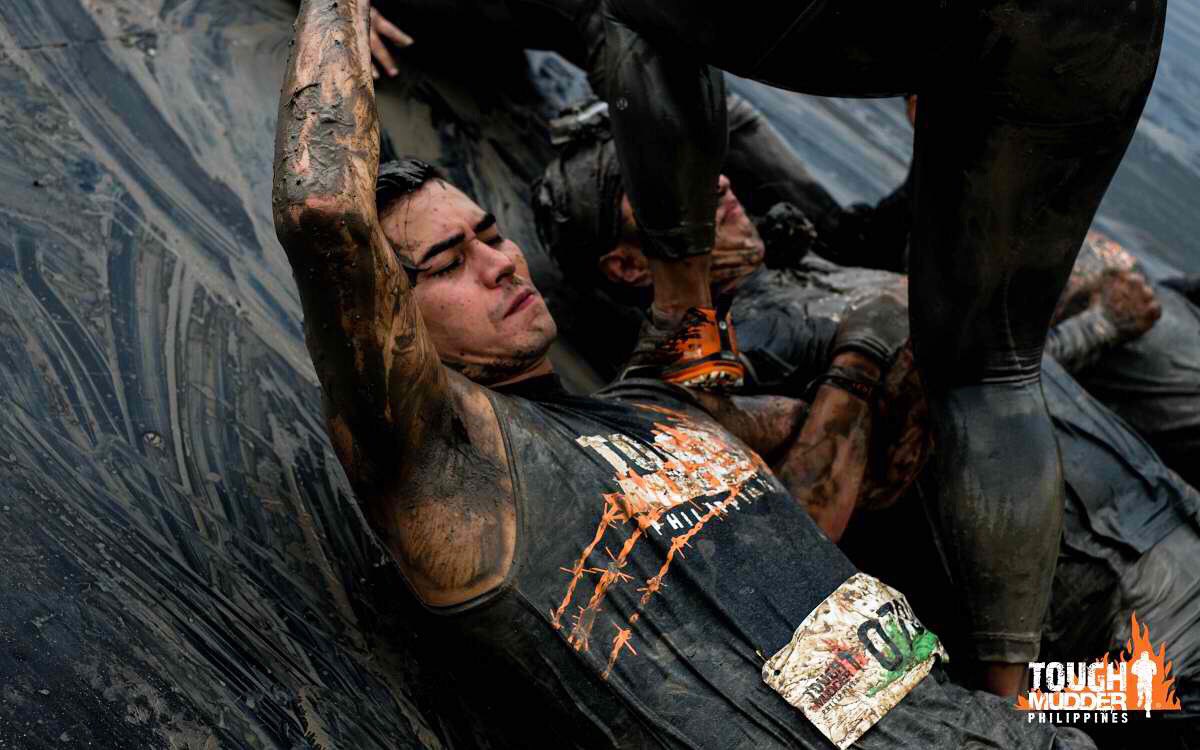 toughmudder_ph's tweet photo. @fabioideofficial helping mudders conquer obstacles the #ToughMudderPhilippines way 💪 
#TeamworkOverEverything
#ToughMudderPH https://t.co/4yuw3esIFT