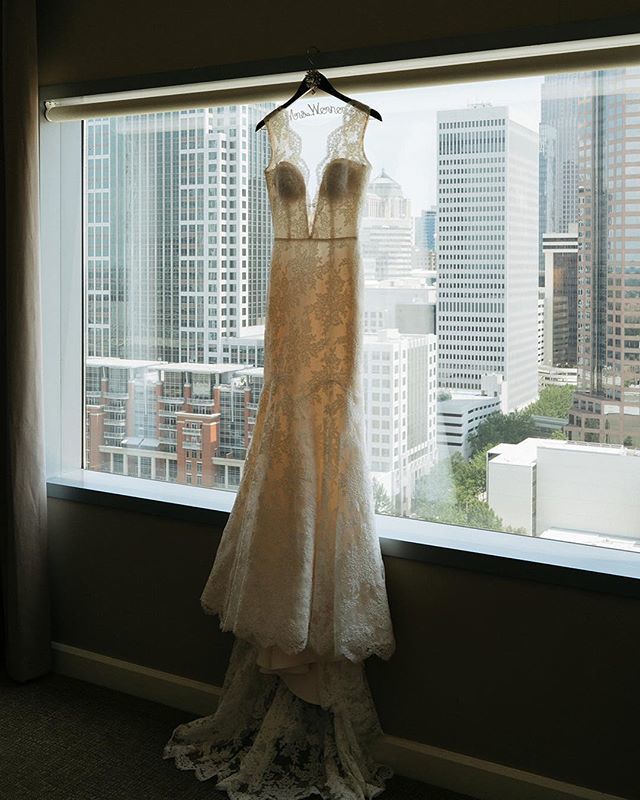 Gorgeous gown ✔️ Beautiful city view ✔️ Can’t beat this combo 😍
📷 <a href="/deusamor/">deus é amor</a>.co .
.
.
#wedding #weddings #weddingfun #weddingday #weddinggown #weddingdress #citywedding #charlotte #uptowncharlotte #bride #charlottebride #charlotteweddings #charlot… ift.tt/2MxNxRb