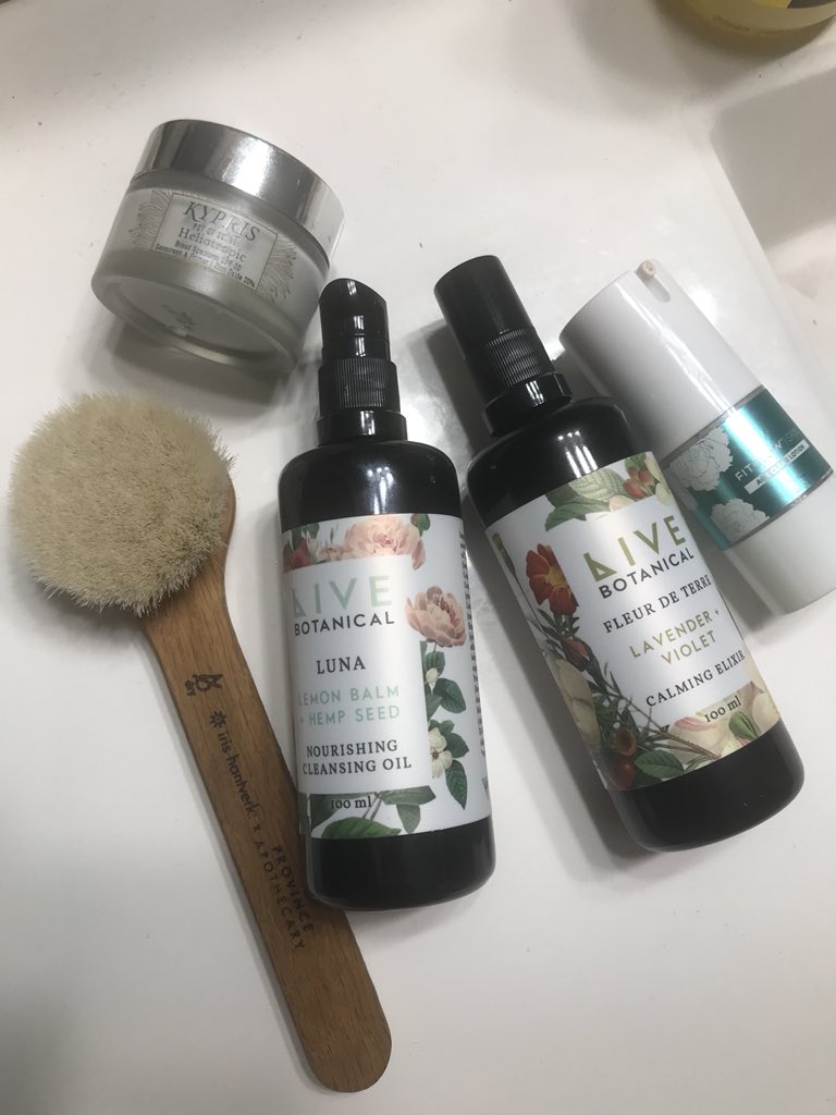 Wake up and #skincare 💛<a href="/LiveBotanical/">Live Botanical</a> <a href="/KYPRISbeauty/">KYPRIS</a> <a href="/ProvApothecary/">Province Apothecary</a> #fitglowbeauty #cleanbeauty #greenbeauty #drybrushing #oilcleansing #SkincareRoutine #acne #healing