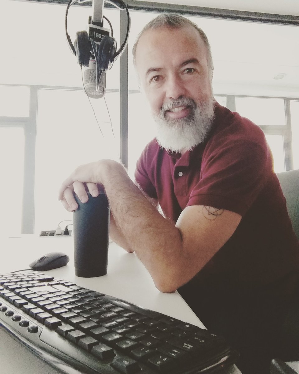 RETRO983's tweet photo. Con el respectivo cafecito y toda la actitud de jueves... hoy es día de votaciones en el #2D3 https://t.co/jrNlBAlVLf