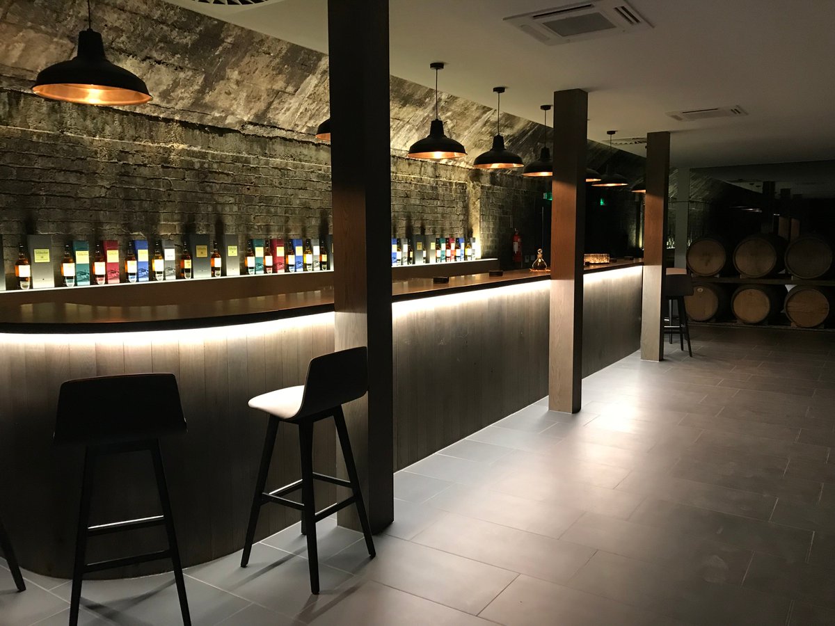 bentleysshopfit's tweet image. Great to get out of the office today and pop in to see one of our recently completed projects.  #bentleyfit #dundee #tullibardine #interiorfitout #bespokejoinery #bespokemanufacturing #Scotland #whisky