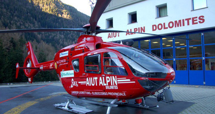 SUEM_Veneto's tweet photo. 09AGO #suemBL oggi nel bellunese anche due interventi per #elisoccorso #AiutAlpin. Ad #Alleghe sul #Civetta soccorso un alpinista colpito da una scarica di sassi lungo una via. A #Livinallongo soccorsa un'escursionista con trauma alla caviglia sul sentiero #Setsass https://t.co/gxGrpCJSwy