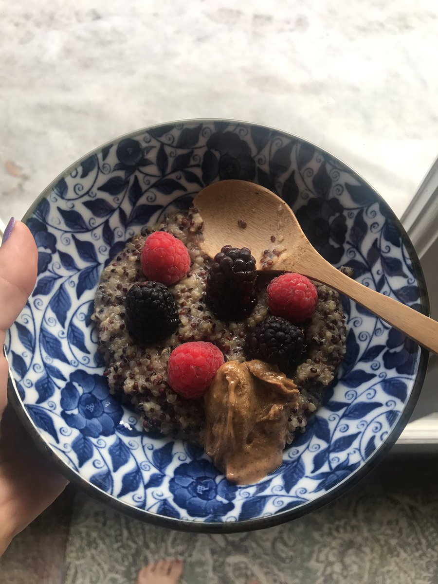 805Fit's tweet image. This "oatmeal" has the classic pleasure of traditional oatmeal but with a delicious twist! Combine quinoa, non-dairy milk, cinnamon, vanilla extract, and stevia (for sweetness!). Top w/ your choice of berries and almond butter. YUM! 🌈👅💙