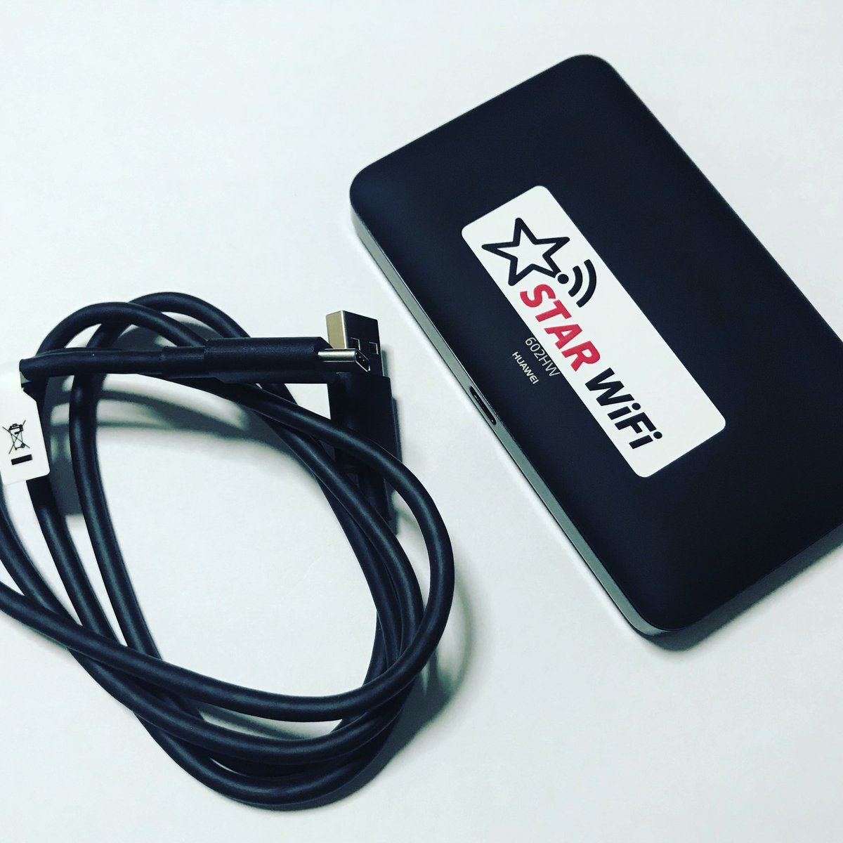 STARWiFi_jp's tweet photo. @3pbe 無くても大丈夫です。
写真のノーマル充電コードは付属します。

純正ACアダプターの欲しい方のみ
特価ですので購入して頂ければと思います。
よろしくお願いします。 https://t.co/AVuTAA6WRM