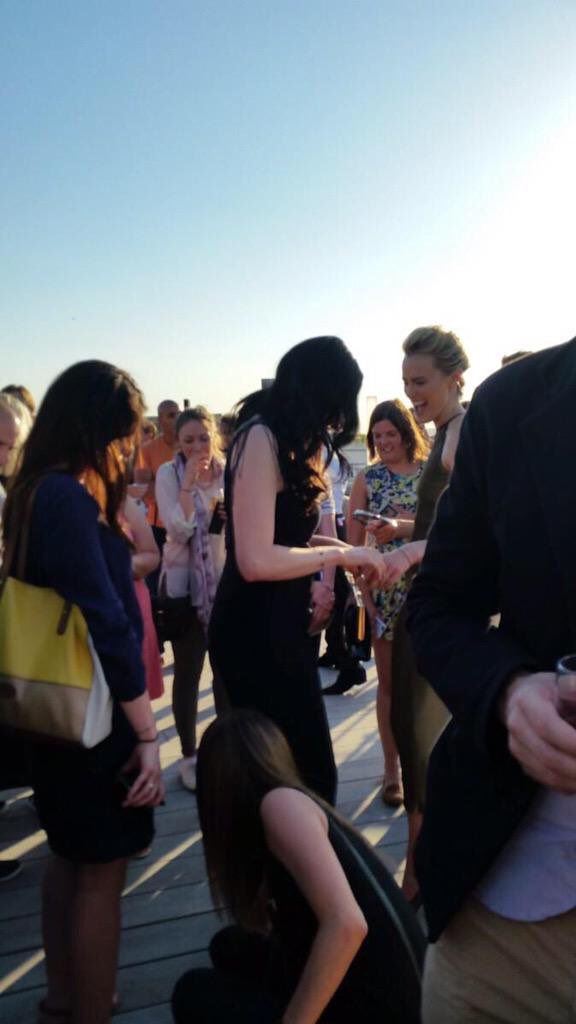 VauseMeHard's tweet photo. real talk laylor in paris is my favorite. we have the fucking koala hug. the hug with the sunset. and the time laura’s shoe got stuck and taylor was the only one who laughed at her. MY EMOTIONS https://t.co/8vLl0iv4dw