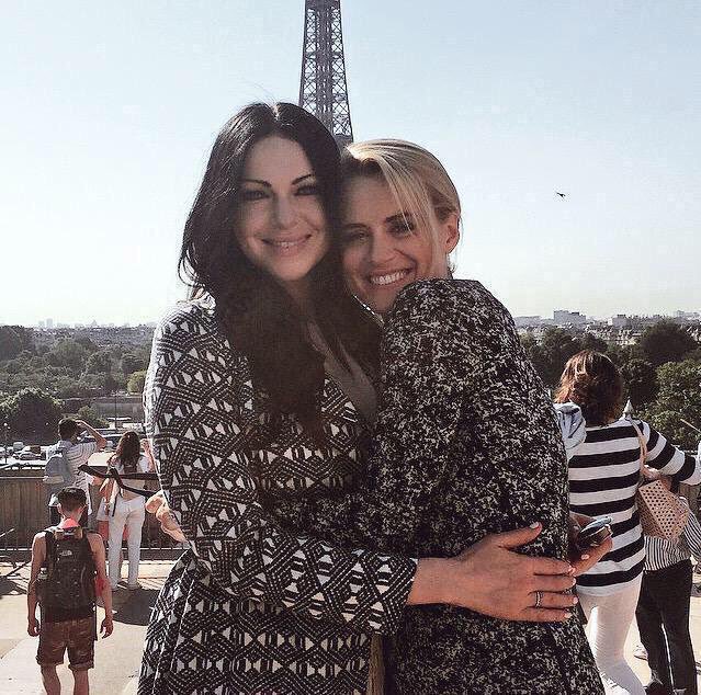 VauseMeHard's tweet photo. real talk laylor in paris is my favorite. we have the fucking koala hug. the hug with the sunset. and the time laura’s shoe got stuck and taylor was the only one who laughed at her. MY EMOTIONS https://t.co/8vLl0iv4dw