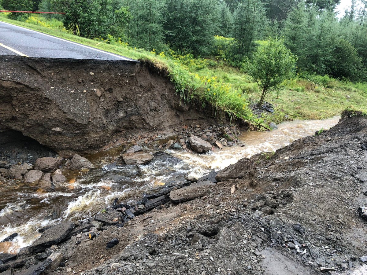 VLBTBL's tweet image. Des employés des travaux publics de la Ville de Lac-Brome s'affairent à réparer le tronçon du chemin Fulford qui s'est affaissé cette nuit. Une mise à jour de la situation sera faite ce midi.