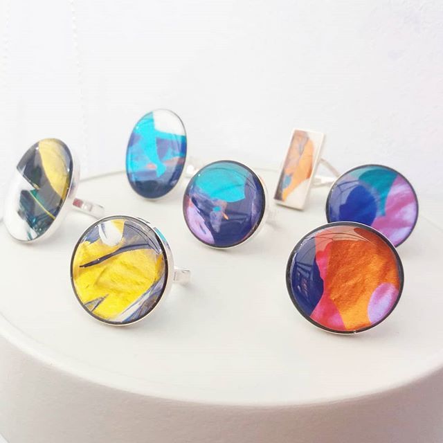 JoJoBlue_Design's tweet photo. Colour burst rings! #westendfair2018 #colourpop #colourburst #contemporaryjewellery #resinring #edinburghcreatives #makersgonnamake #makersmovement #handmadejewelry #handmadewithlove #theartofselfexpression https://t.co/gXX189o2cs https://t.co/iBg5JgzOP5