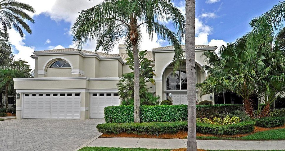 PriscillaMiaRE's tweet image. It's lit! Contemporary home in Weston, Florida with golf and water views. Billiards room and an outdoor kitchen make this a great home for entertaining! $1,695,000
priscillamiamirealestate.com/property-detai… #lookingtomove