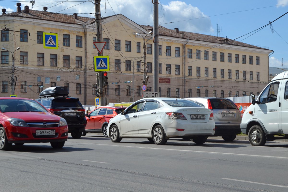 Улица Громобоя областного центра станет шире. Здесь появится  дополнительная полоса. Тем самым предполагается увеличить пропускную способность транспорта на перекрестке с проспектом Ленина. ivgoradm.ru/news?nid=37932