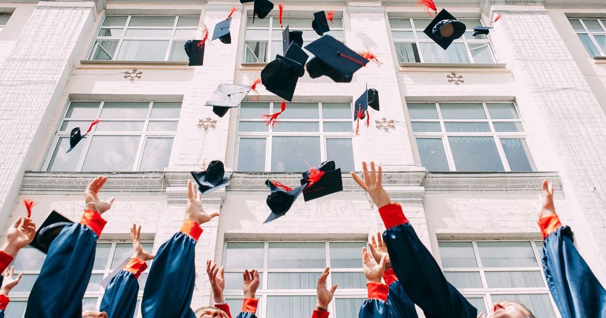Ausbildung, Studium oder duales Studium? Die #Entscheidung sollte vor allem von persönlichen Stärken und Präferenzen abhängig gemacht werden.
buff.ly/2MxzKKs