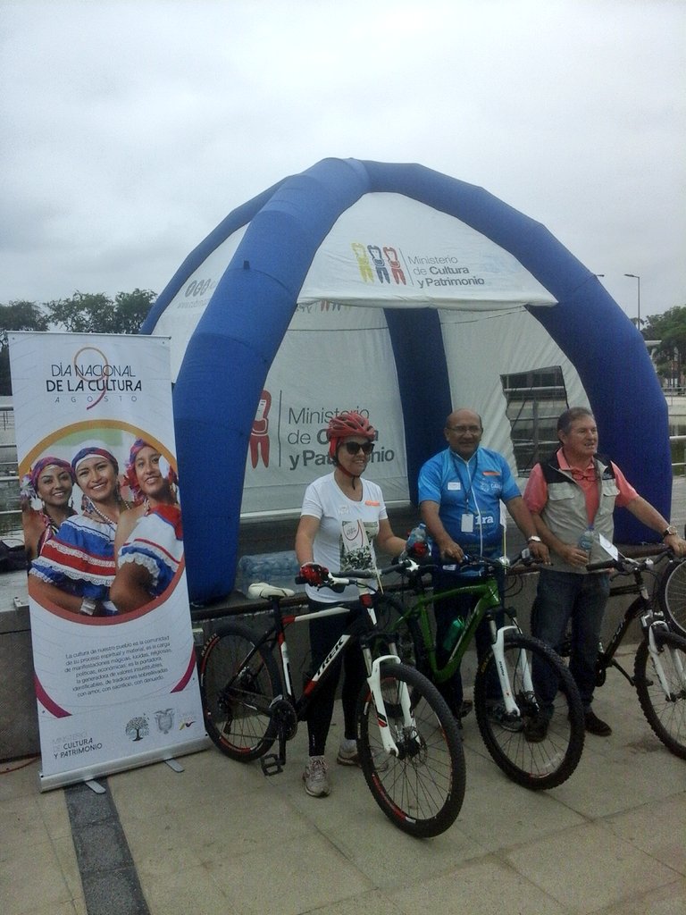 CulturaManaba's tweet photo. En el #ParqueLaRotonda de #Portoviejo realizamos una parada de hidratación en nuestra ciclo ruta patrimonial por el #DíaDeLaCultura
@Lenin
@Cultura_Ec
@RaPerezTorresEc
@AndreaNinaP
@GoberManabi
@fabianabadv https://t.co/5cQotW3Amu