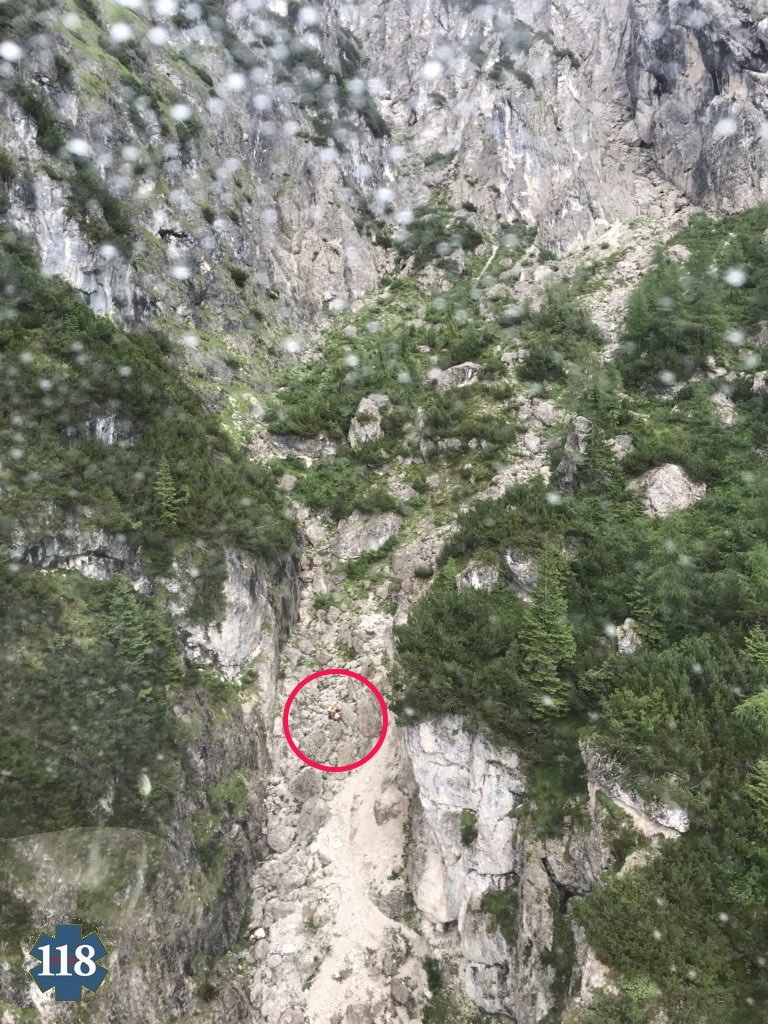SUEM_Veneto's tweet photo. 09AGO #suemBL #Zoldo Gruppo del #Civetta. Due escursionisti incapaci di proseguire sul terreno scivoloso per la pioggia sopra il lago #Coldai recuperati con #verricello da #Falco. Sono illesi. https://t.co/EDjjrt5AS7