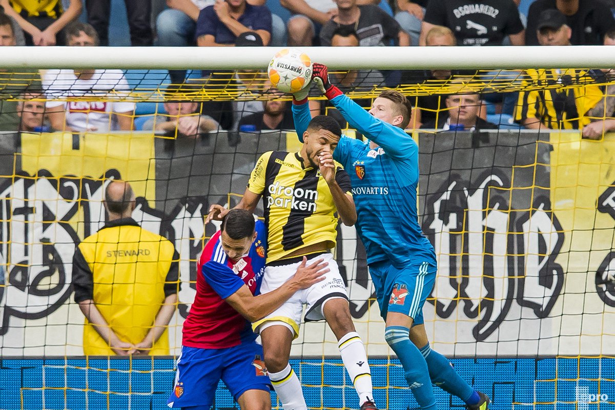 MijnVitesse's tweet photo. #Vitesse heeft het eerste duel in de derde voorronde van de UEFA Europa League verloren. Van Wolfswinkel deelde diep in blessuretijd de genadeklap uit #UEL #vitbas https://t.co/MKC7lb4MMZ https://t.co/bB45gwyknH