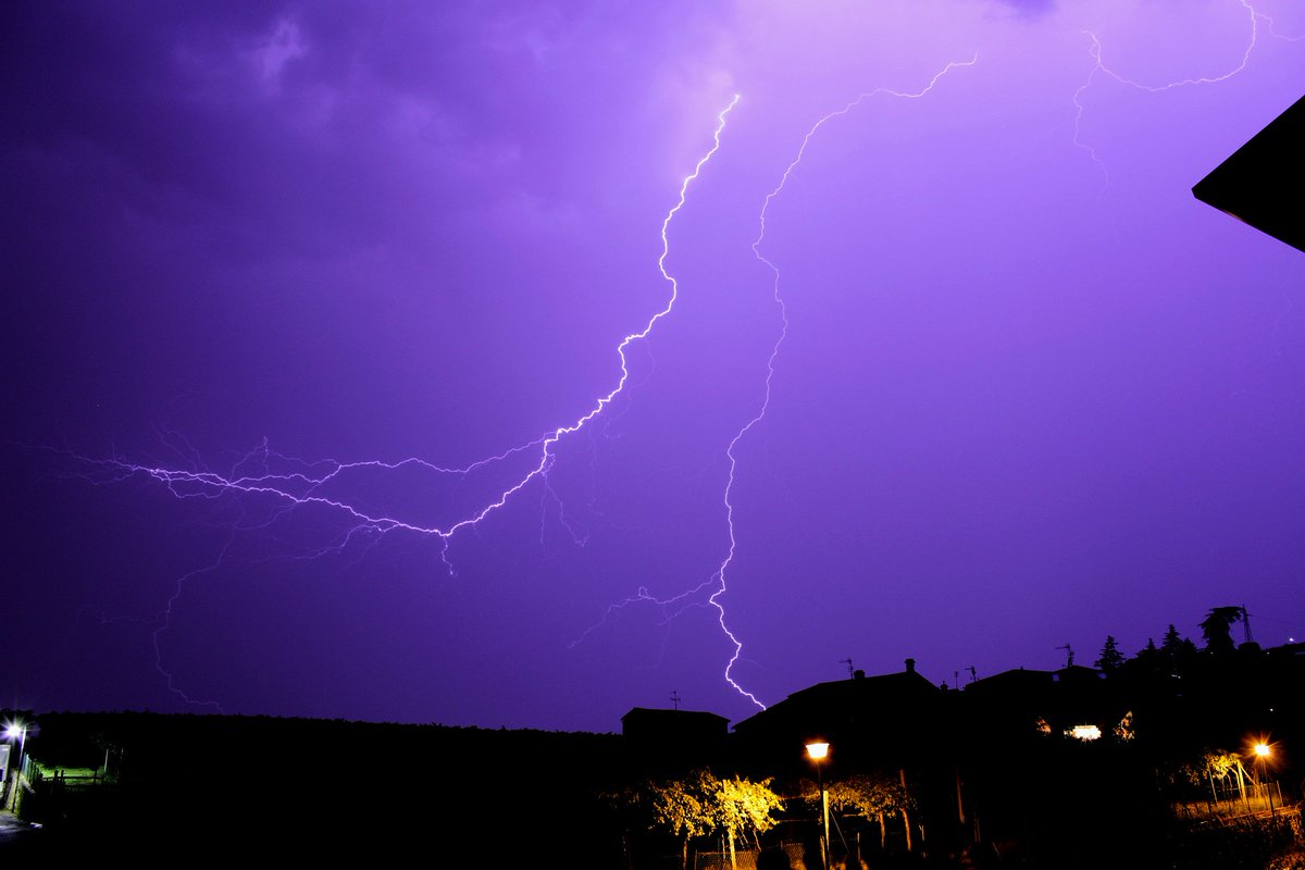 santone1973's tweet photo. Fast Lightning storm between Garda's Lake, Valpolicella (here) &amp; Verona... Canon700d +18/55 lens ... @StormHour #thephotohour @ThePhotoHour #amicidicespazio https://t.co/2nwVvMY46H