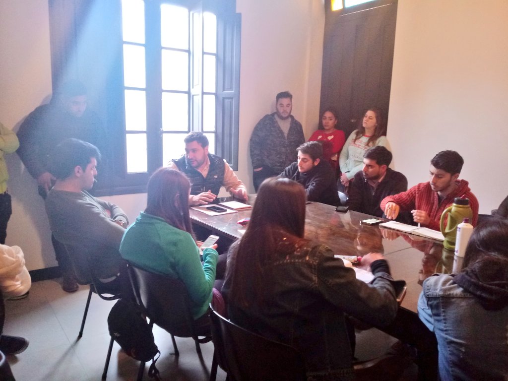 jrmendoza_ar's tweet photo. Nos reunimos, nos formamos y planificamos un nuevo mes de la Juventud Radical de Mendoza ✊ https://t.co/bhUoTm8tuK