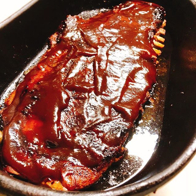rasampaio's tweet photo. Ribs on the barbie! Feito em casa no fero fundido. Rub feito em casa! 24h de rub na geladeira e 2h de forno baixo e bafo de vinho tinto com nampla e shoyu de cogumelos! Perfeição. Ultra dourado e so coloquei o bbq nos 15 min final. #xupaoutback #outback … https://t.co/iS6hfdr0rR https://t.co/2GtUC7UNUc
