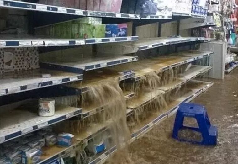 OleItumbi's tweet photo. Nakumatt Ukay, when floods hit and today as tgey move things out. It is easy to forget the effects of building on a river when it shines.... https://t.co/etxzjYU6U5