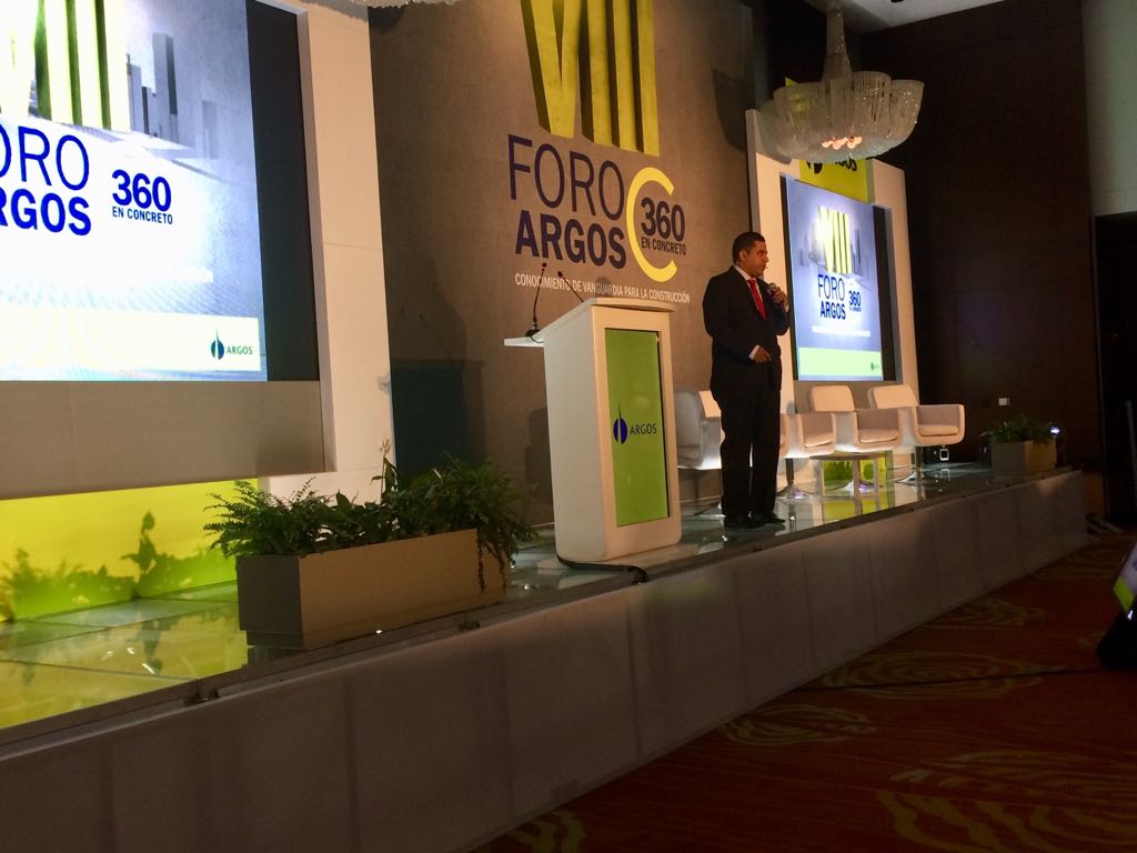 Cementos_Argos's tweet image. Everlein Orozco, jefe de Diseño y Optimización de Mezclas en Argos, está con nosotros en el #ForoArgos2018 hablando sobre #concretos especializados hechos a la medida👌🏻. Únete a su conferencia en foro2018.360enconcreto.com