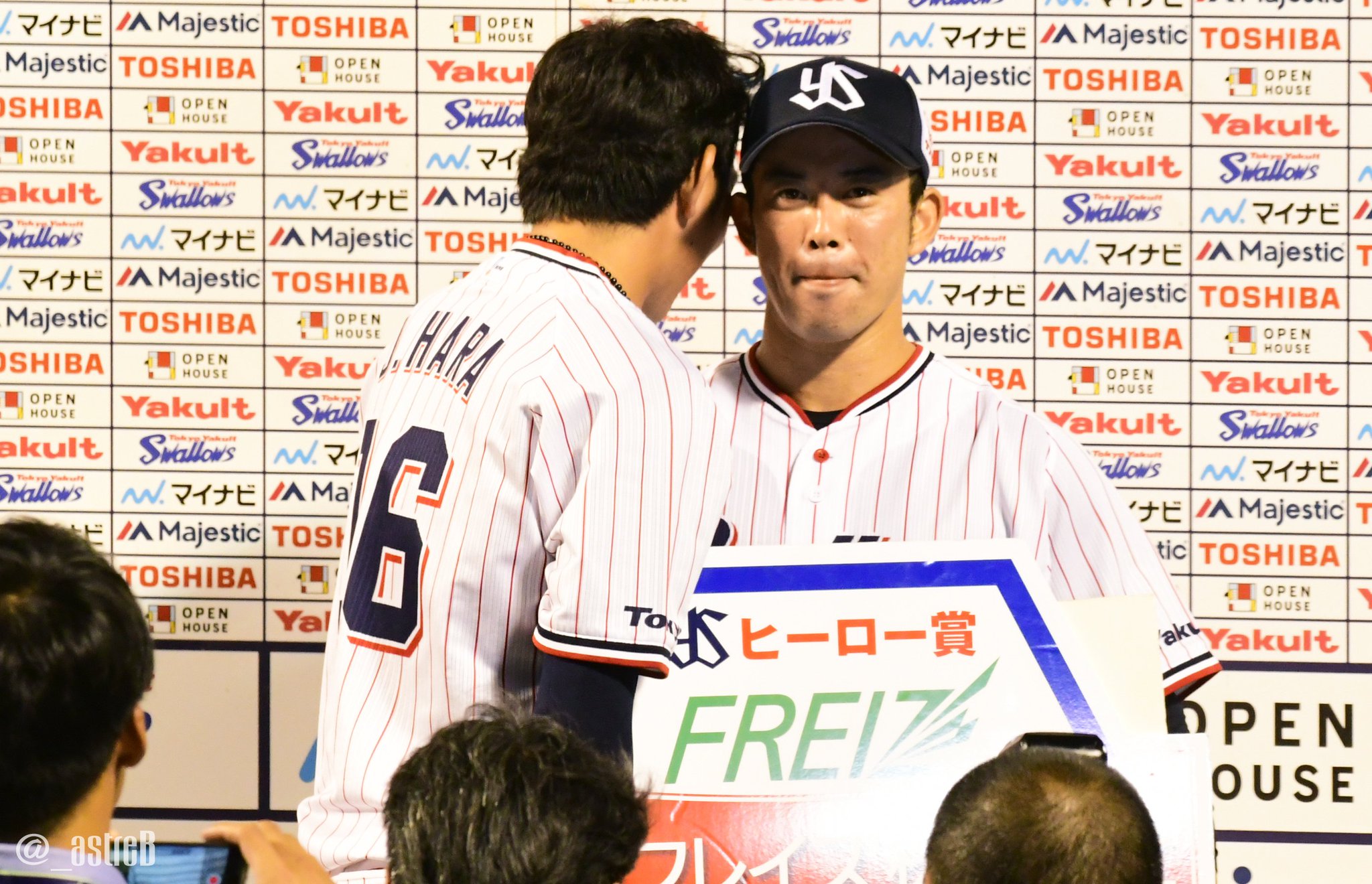 あずさ Twitter પર 耳元で話すの癖なのかな こないだのてっぱちとか つば九郎さん 雄平さんにも同じ話しかけ方してる笑 18 08 09 神宮 あずさ Twitter પર 耳元で話すの癖なのかな こないだのてっぱちとか つば九郎さん 雄平さんにも同じ話しかけ方してる笑 18 08 09 神宮