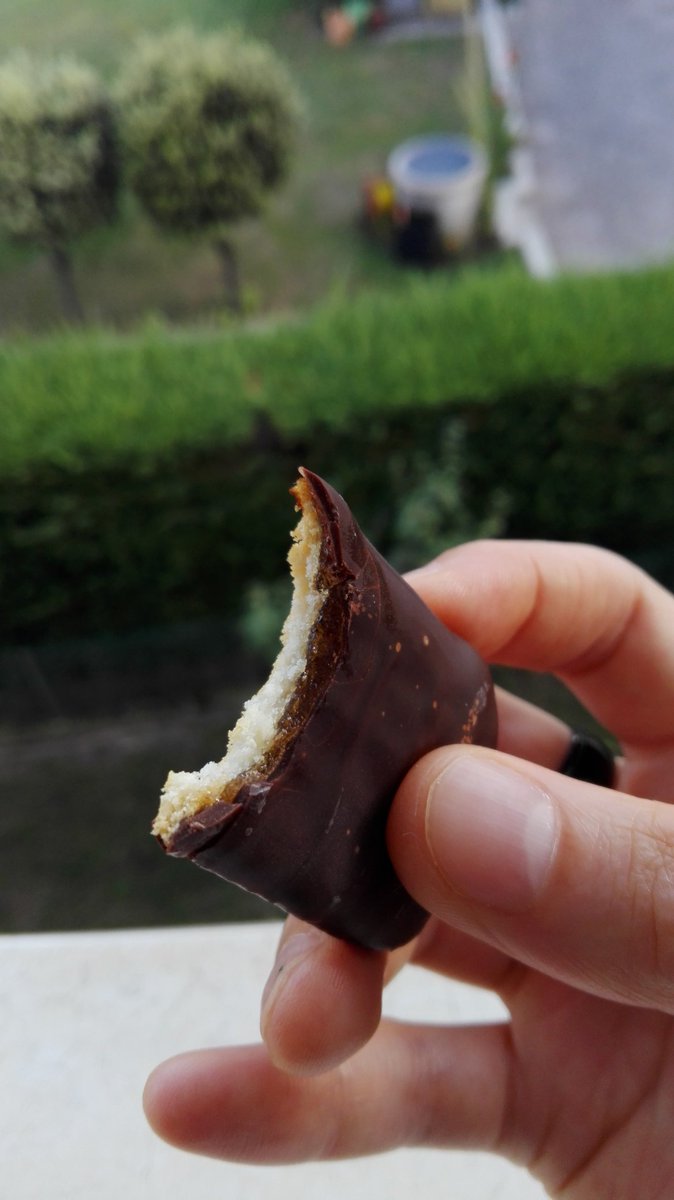 AthairArNeamh's tweet photo. Hmm, they're rather moreish, actually. #EmptyBliss https://t.co/b5SHMbJ7uP