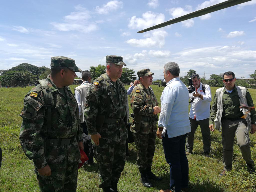 Ejercito_Div2's tweet photo. Comandante #BR30 recibe en #CampoDos al señor presidente @IvanDuque en su primera visita al #Catumbo https://t.co/8yt7Ia7PPO