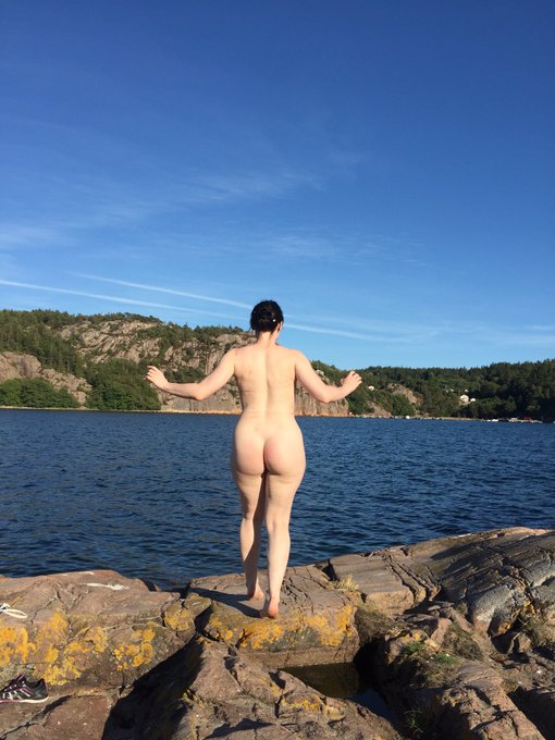 Skinny dipping in the sea off the coast of Sweden! https://t.co/XBT6syq0DM<a href="/tag/therealgfe"class="tags"><span>#therealgfe</span></a>