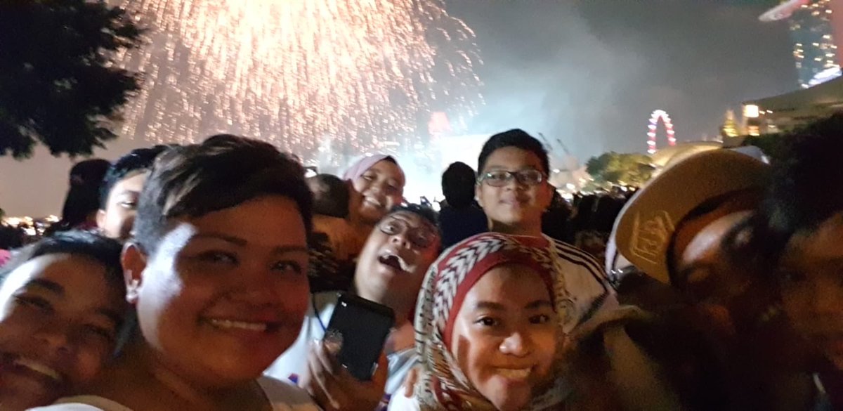 g0rjez's tweet photo. I never layan all these nk tgk fireworks cuz the crowd is shite. Got free preview and actual tix thanks to #someuan, but nah. Sis mcm penat. But this is random. Actually tk kene crowd pon. (Asal ada org chopekan tmpt sis ok) Park Kat Chinatown point je. #ndp2018 https://t.co/rmmcUv1eAo