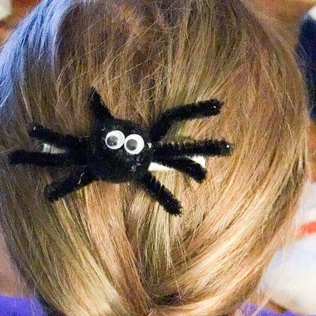 DebiTalks's tweet image. A simple Halloween hair style. Create a fun spider craft that can double as a Halloween hair accessory. We created Halloween hair ties and Halloween barrette with our spiders.
#halloween #hair #craft #spider #forkids #decoration #diy ift.tt/2OpEVwv