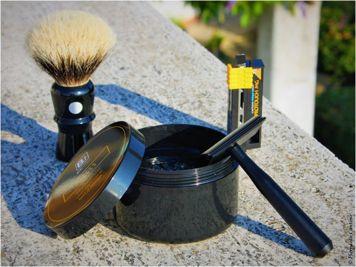 CantoneP's tweet photo. #SOTD 20180809 "Nero"
by #IschiaPP @ #ilRasoio
#ShavingBrush #ShavingCream #SafetyRazor #SErazor #Blade
#ShaveOfTheDay #WetShaving #ItalianWetShavers #ShaveLikeaMan
#PhotoOfTheDay #Colorful #StillLifePhotography https://t.co/v1e0wmvL35