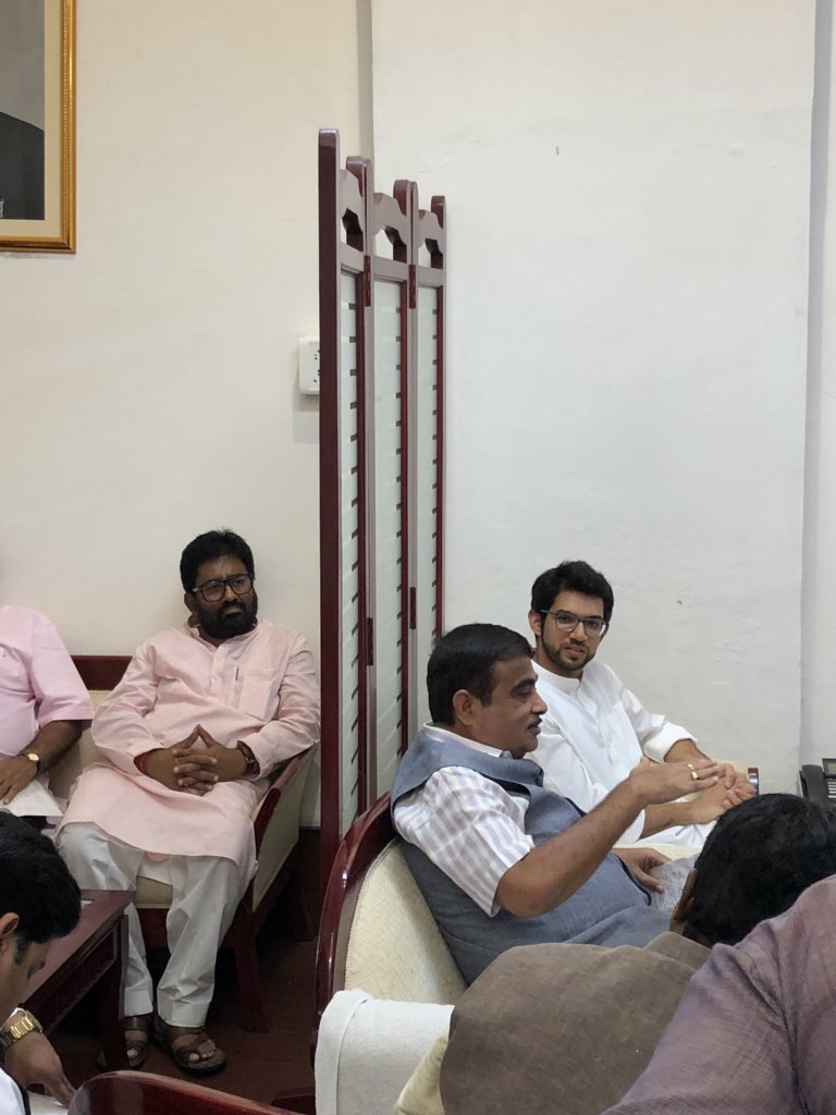 KRGAIKWAD's tweet photo. शिवसेना नेते, युवासेनाप्रमुख श्री आदित्यजी ठाकरे यांच्यासह #शिवसेना खासदारांच्या शिष्टमंडळाने केंद्रीय वाहतूक,महामार्ग मंत्री श्री.नितिन गडकरीजी यांची भेट घेऊन विविध प्रश्नांवरती चर्चा केली. @AUThackeray #shivsena #yuvasena #parliament #Maharashtra @AmeyGhole @DrSEShinde #Mumbai https://t.co/rMVrFX3eRW
