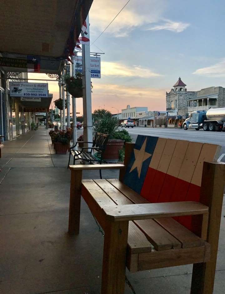 BestOfTXHillCo1's tweet image. Downtown Fredericksburg is all about shopping, sunsets, Texas and winetasting. 💛💜

#fredericksburgtx #txwine