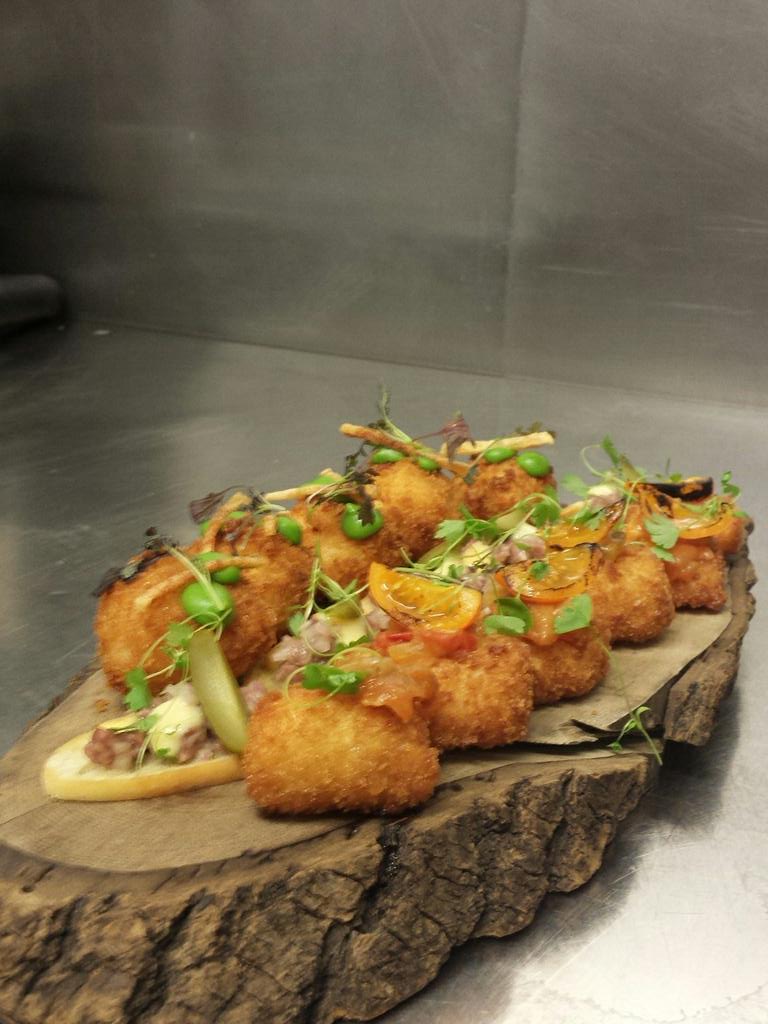 Canapé
The bluebells take on...
Beef Tata
Halloumi fritter 
Fish cakes

#bluebell #canapé