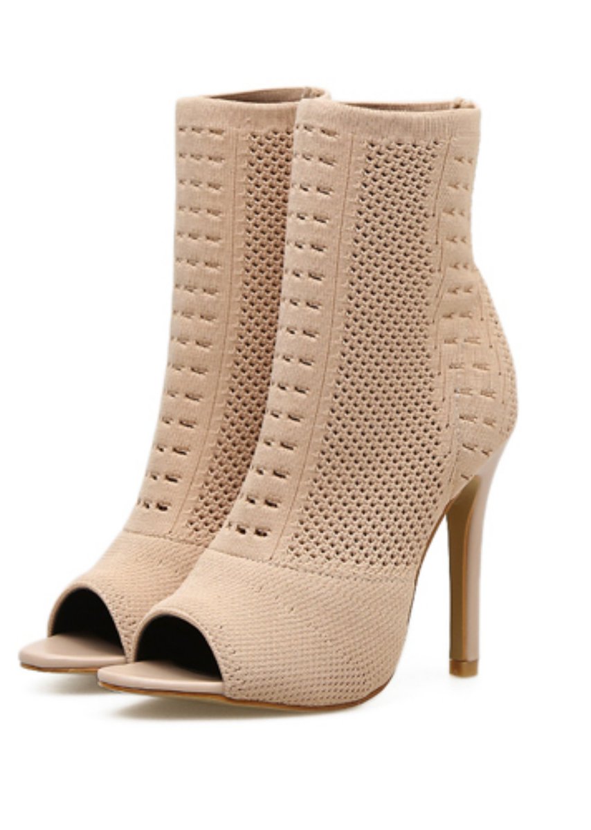 DeBarryOne's tweet image. A tall woman sends a powerful message - the elegantly knitted DeBarry Chelsea Boot Heel is a woman's weapon. Discover these and more! 

This piece: debarryone.com/collections/wo…

Discover more ➡️ debarryone.com