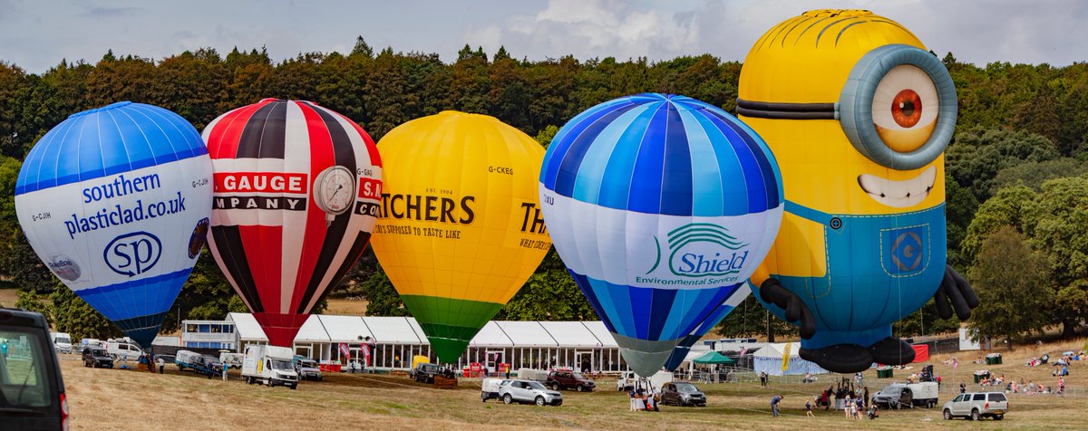 jonez100's tweet photo. First balloons up and tethered (including #stuart), early this afternoon at #bristolballoonfiesta @bristolballoon #BalloonFiesta #SpotStuart #Minions https://t.co/38KMjksaLj