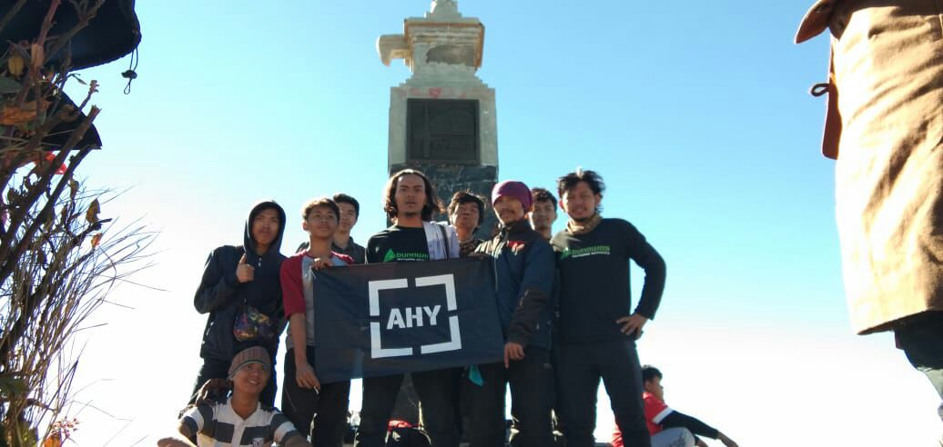 AHYS14PD's tweet photo. Dari puncak gunung lawu, kumpulan Anak muda ini, mengucapkan selamat ulang tahun utk AHY @AgusYudhoyono 

#HBD40AHY https://t.co/xzYpFcylG3
