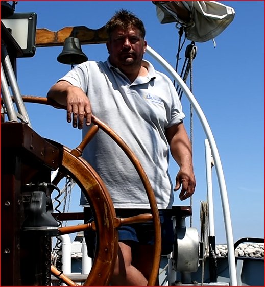 SailMoonfleet's tweet photo. #lulworthcove #skipper #captainscrum #shipsbell #moonfleet #tallship #daysout #picnic #swimming #walktheplank #boattrip #sailing #ship #sailinglifemagazine #Dorset #adventure #venture #pirateship #flags #anchor #dogsdayout #wareham #jurassiccoast #idyllic #breathtaking #scenic https://t.co/OdjAzZw1UU