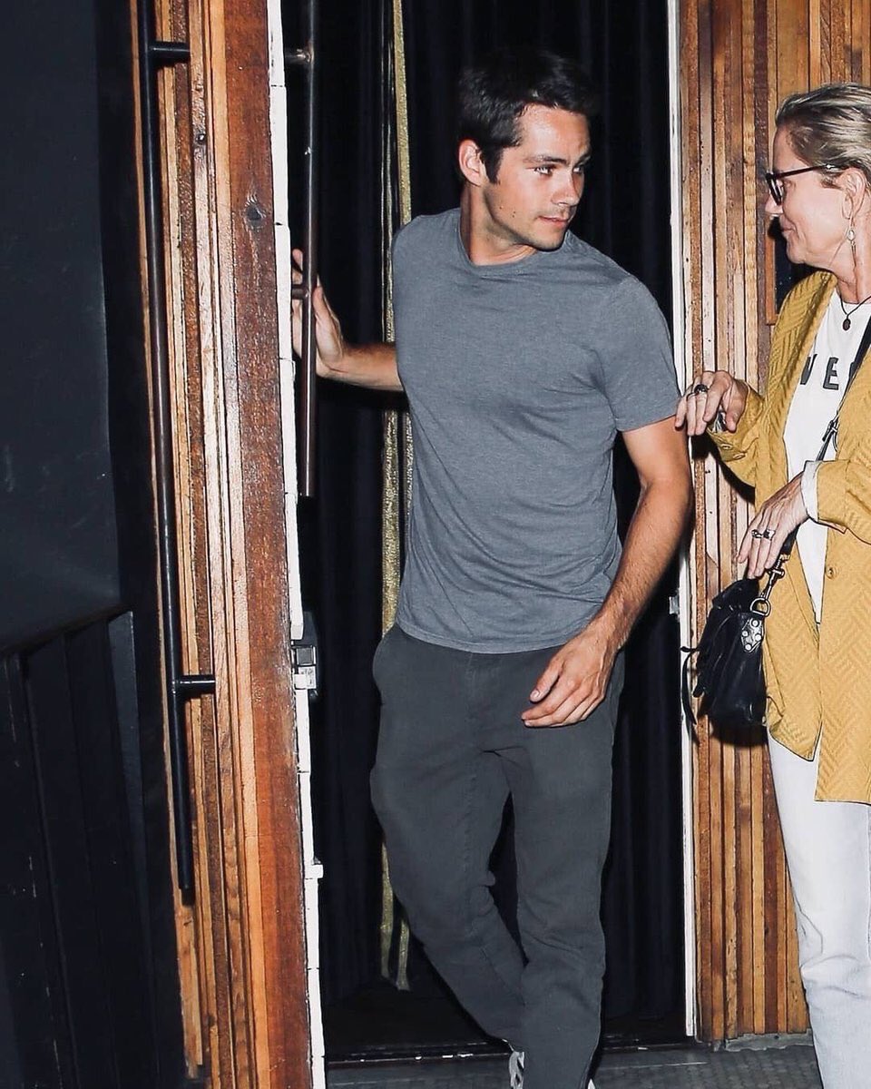 newstwbr's tweet photo. 📷 Dylan saindo de um restaurante ontem na Califórnia. QUE LINDO ❤️ https://t.co/wNpIr4y4SZ