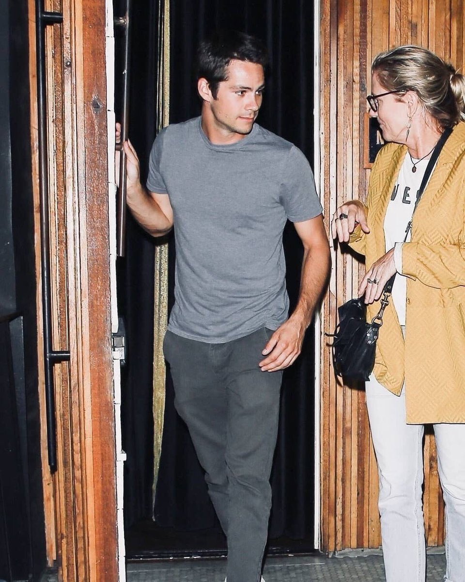 newstwbr's tweet photo. 📷 Dylan saindo de um restaurante ontem na Califórnia. QUE LINDO ❤️ https://t.co/wNpIr4y4SZ